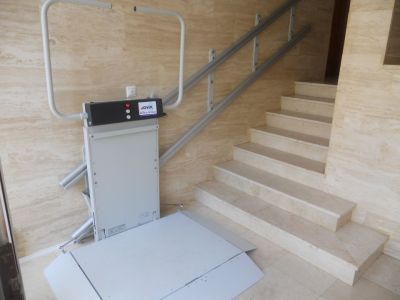 Instalación de plataforma salvaescaleras en Alicante
